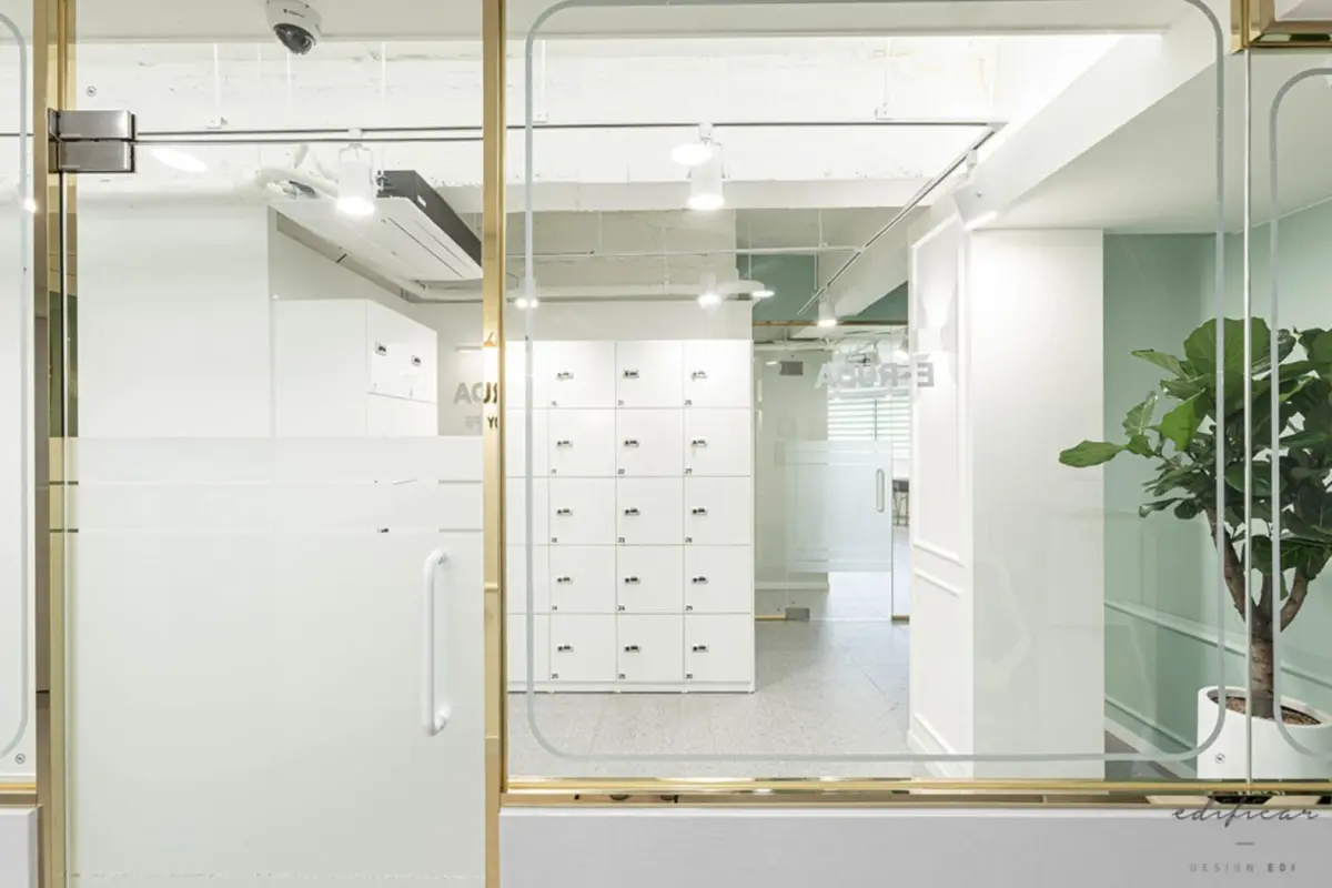 골드프레임 유리벽 스터디카페 락커 공간